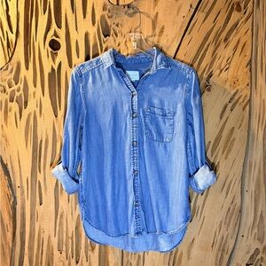 American Eagle Blue denim button up Blouse boyfriend fit. Size: XS